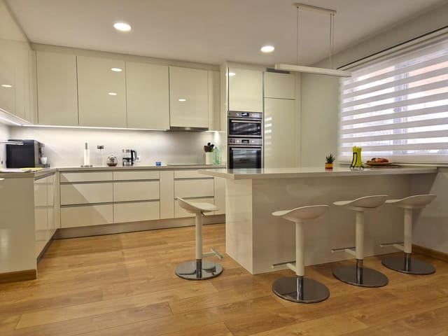 5 soveværelse Rækkehus til salg i Playa de San Juan, Alicante by med swimmingpool garage - € 750.000 (Ref: 10136098)