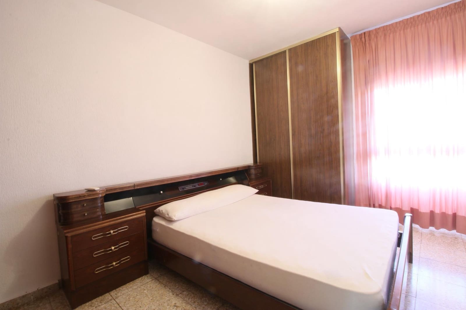 3 bedroom Flat for sale in Alicante / Alacant city with garage - € 120,000 (Ref: 10157975)