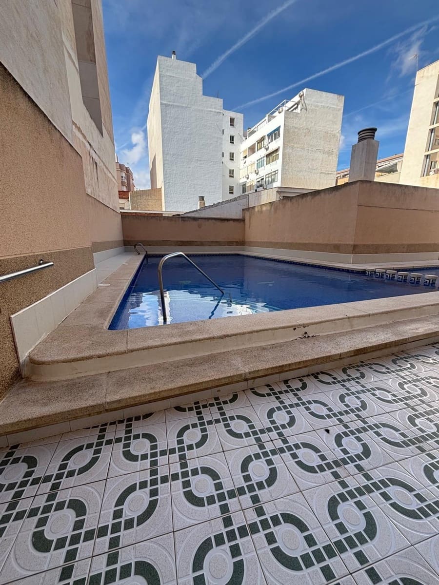 2 sypialnia Penthouse na sprzedaż w Torrevieja z basenem garażem - 137 900 € (Ref: 10159747)