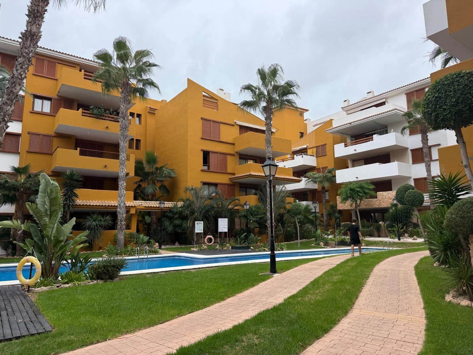 2 soveværelse Lejlighed til salg i Punta Prima med swimmingpool garage - € 279.900 (Ref: 10173990)
