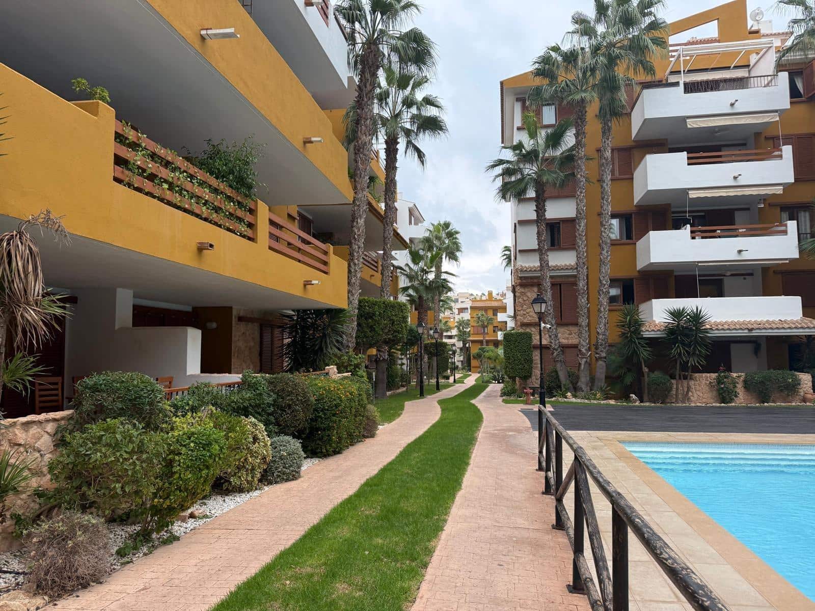 2 soveværelse Lejlighed til salg i Punta Prima med swimmingpool garage - € 279.900 (Ref: 10173990)