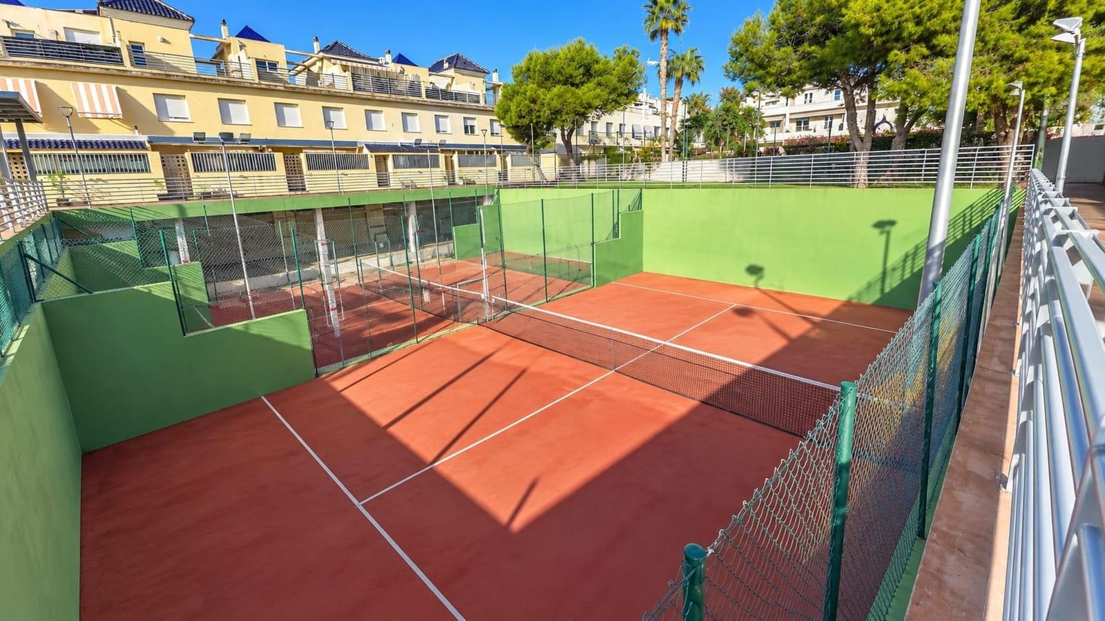 4 quarto Moradia em Banda para venda em Alicante cidade com piscina garagem - 650 000 € (Ref: 10180659)