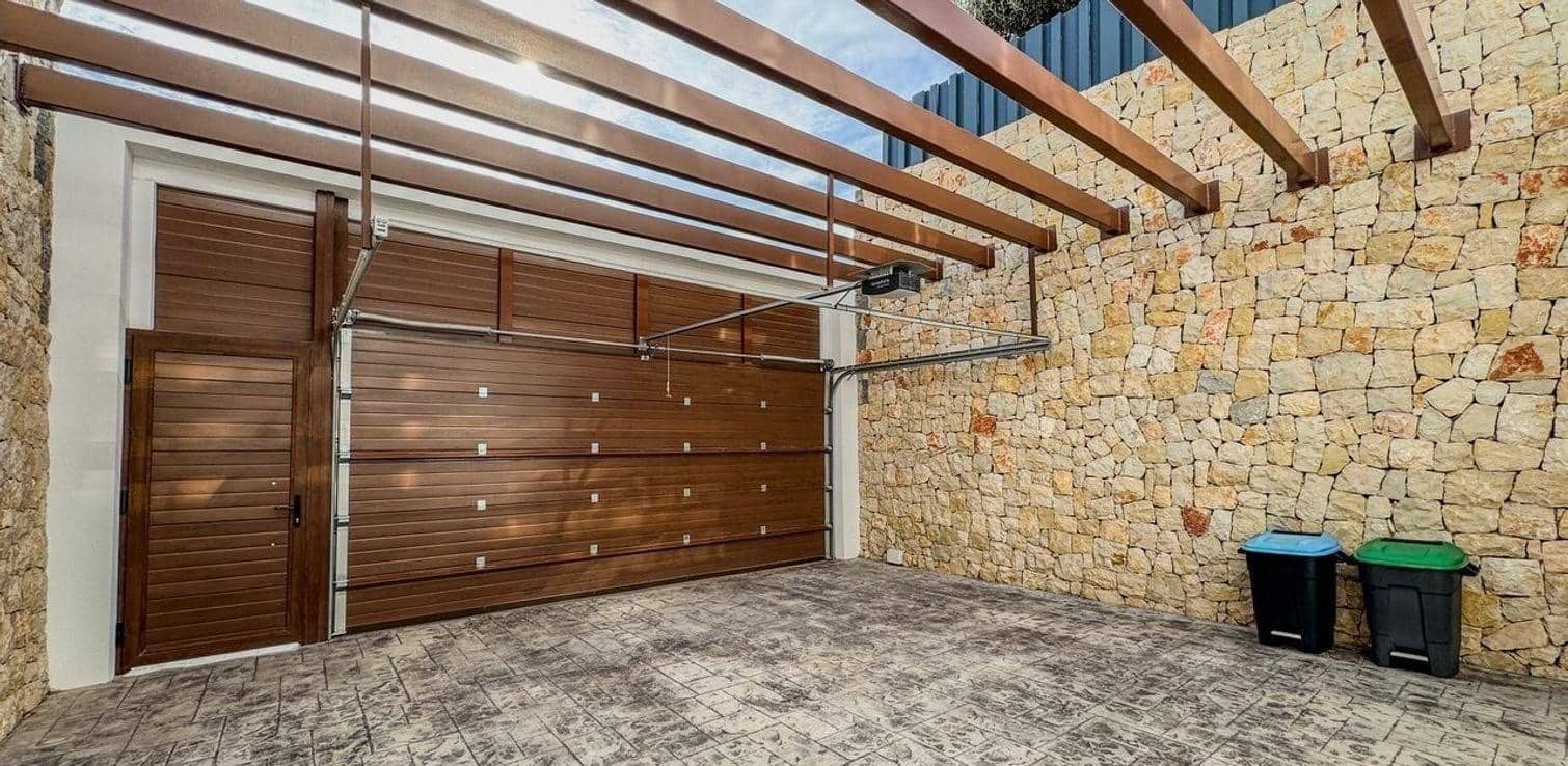 5 bedroom Villa for sale in Finestrat with pool garage - € 2,100,000 (Ref: 4968102)