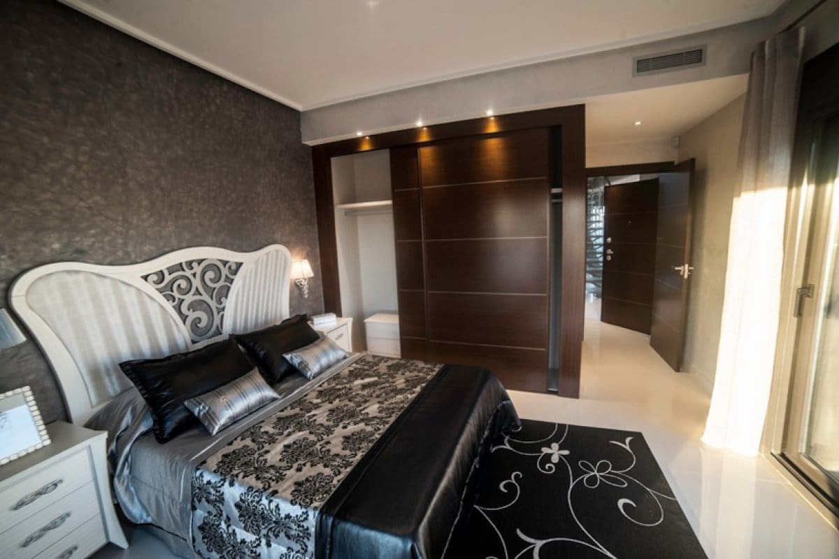 Chalet de 4 habitaciones en La Zenia en venta con piscina garaje - 749.000 € (Ref: 5213831)