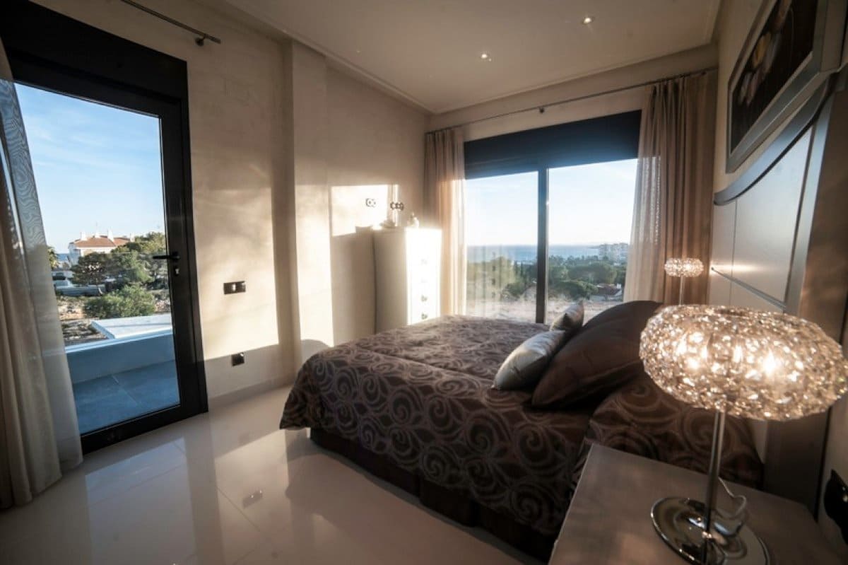 Chalet de 4 habitaciones en La Zenia en venta con piscina garaje - 749.000 € (Ref: 5213831)