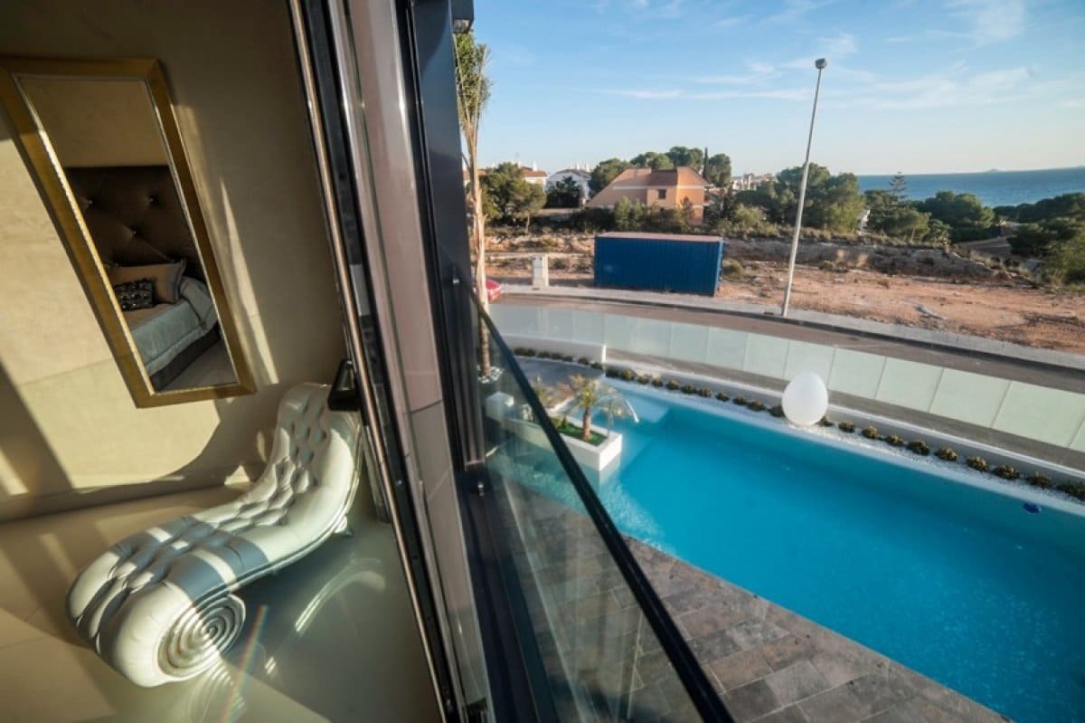 Chalet de 4 habitaciones en La Zenia en venta con piscina garaje - 749.000 € (Ref: 5213831)