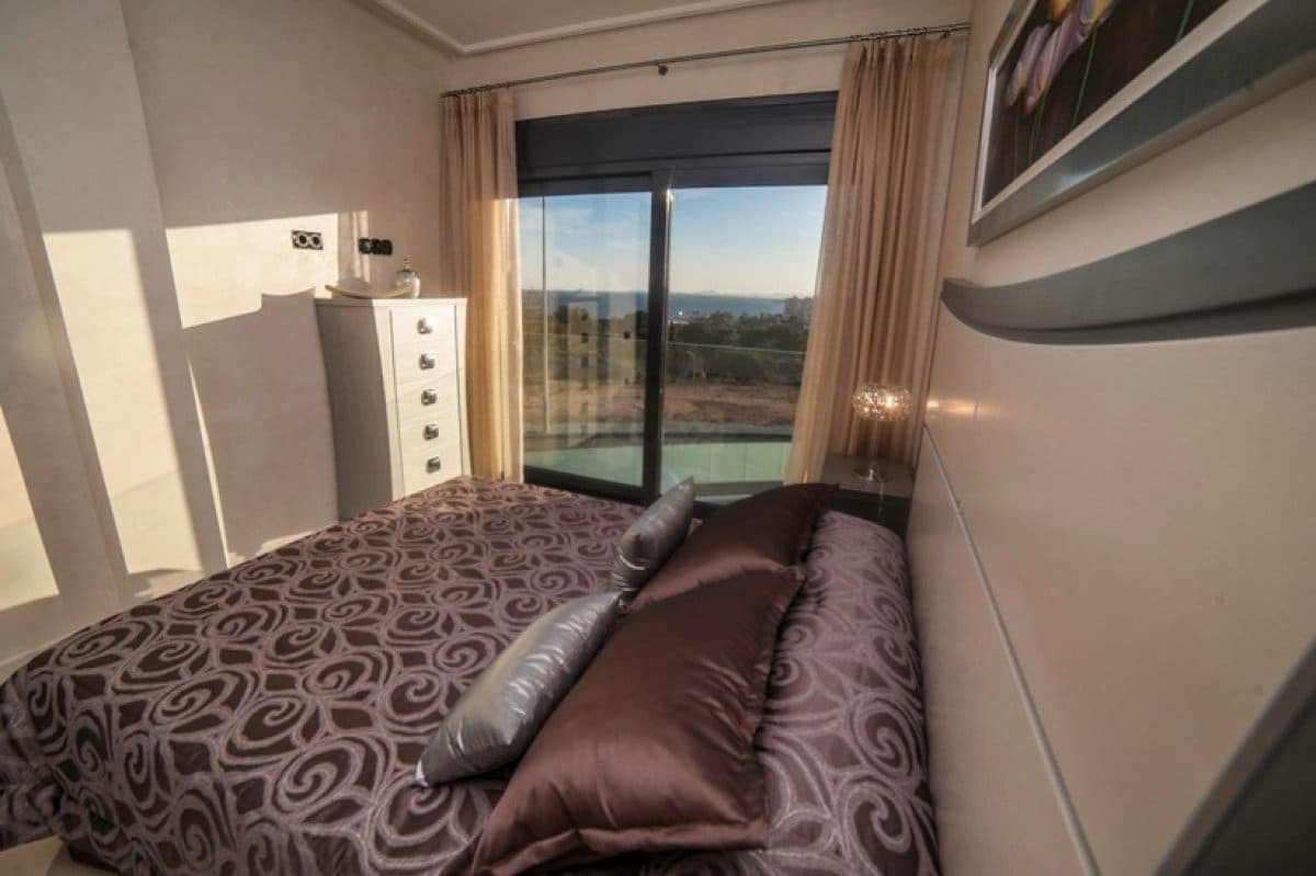 Chalet de 4 habitaciones en La Zenia en venta con piscina garaje - 749.000 € (Ref: 5213831)