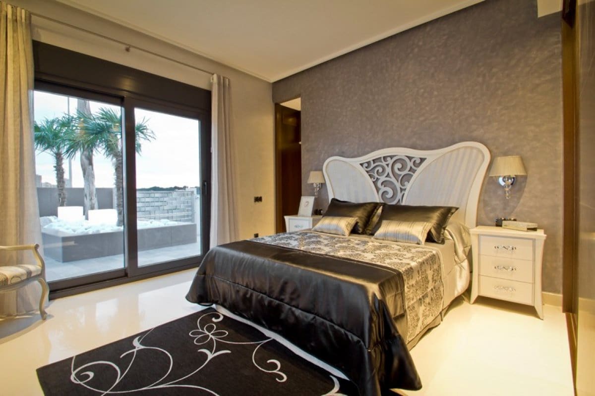 Chalet de 4 habitaciones en La Zenia en venta con piscina garaje - 749.000 € (Ref: 5213831)