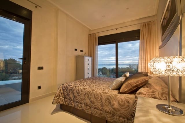 Chalet de 4 habitaciones en La Zenia, Orihuela en venta con piscina garaje - 749.000 € (Ref: 5213831)