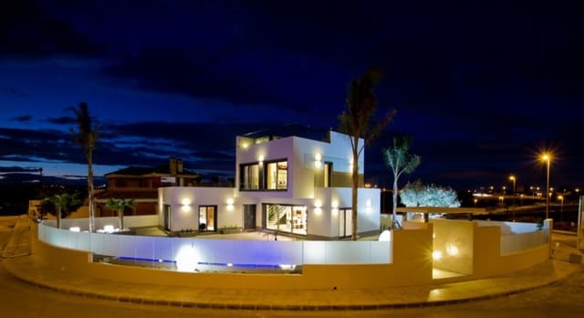 Chalet de 4 habitaciones en La Zenia, Orihuela en venta con piscina garaje - 749.000 € (Ref: 5213831)