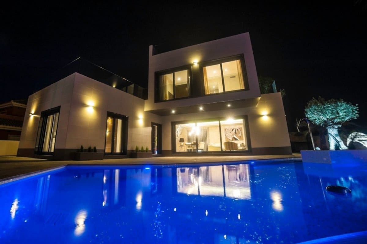 Chalet de 4 habitaciones en La Zenia en venta con piscina garaje - 749.000 € (Ref: 5213831)