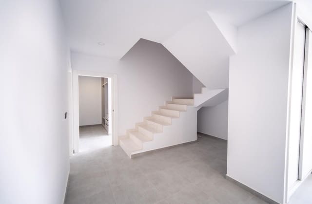 3 quarto Moradia para venda em Aguas Nuevas, Torrevieja com piscina - 850 000 € (Ref: 7441358)