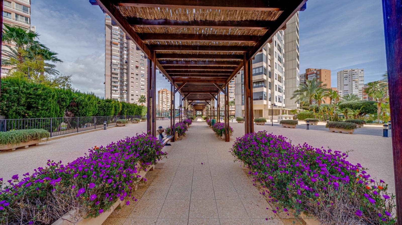 1 soveværelse Lejlighed til salg i Benidorm med swimmingpool - € 315.000 (Ref: 7446587)