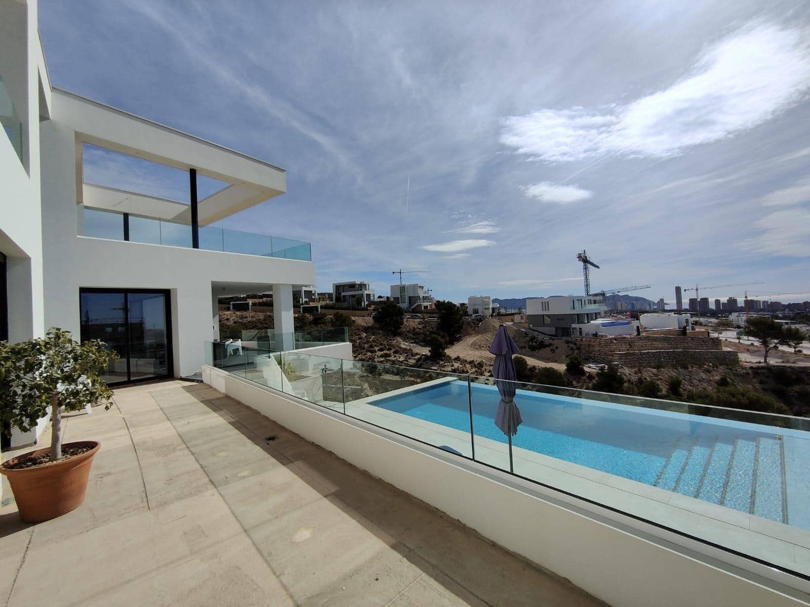 4 makuuhuone Huvila myytävänä paikassa Finestrat mukana uima-altaan 
autotalli - 1 690 000 € (Ref: 7533605)