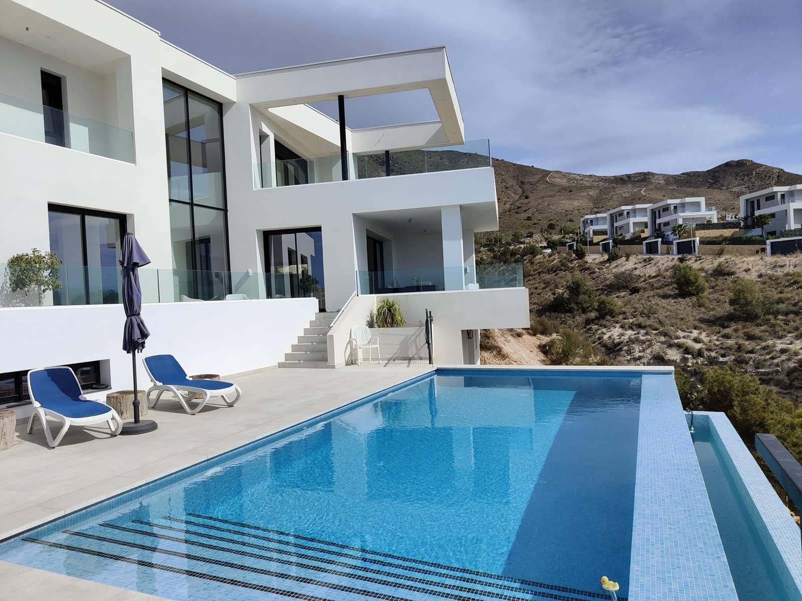 4 makuuhuone Huvila myytävänä paikassa Finestrat mukana uima-altaan 
autotalli - 1 690 000 € (Ref: 7533605)