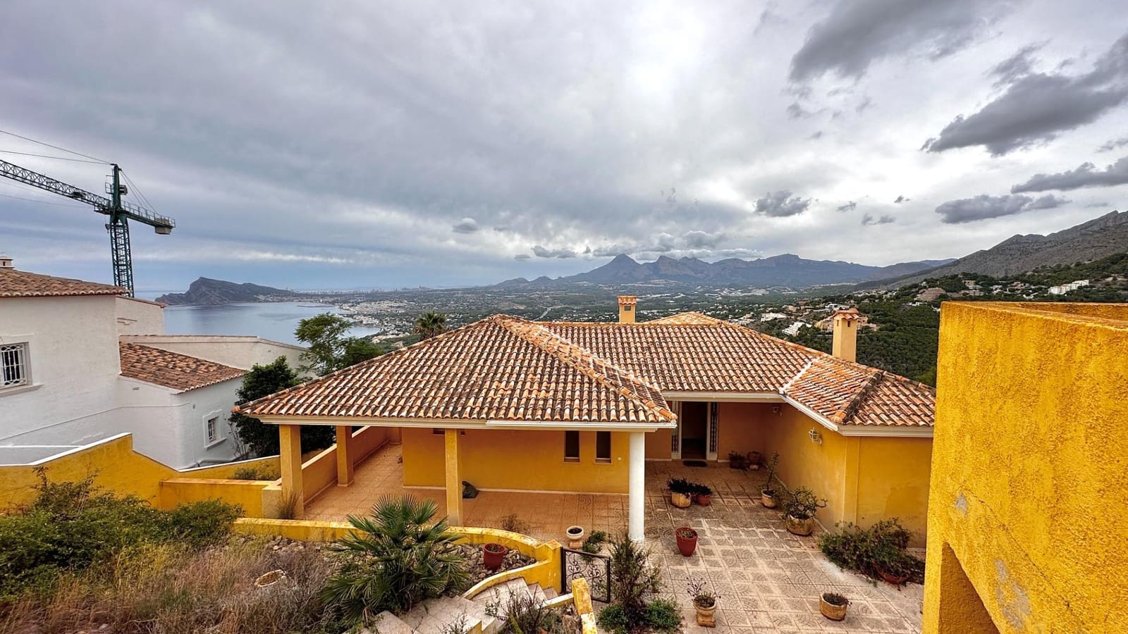 5 bedroom Villa for sale in Altea with pool garage - € 1,300,000 (Ref: 7877997)