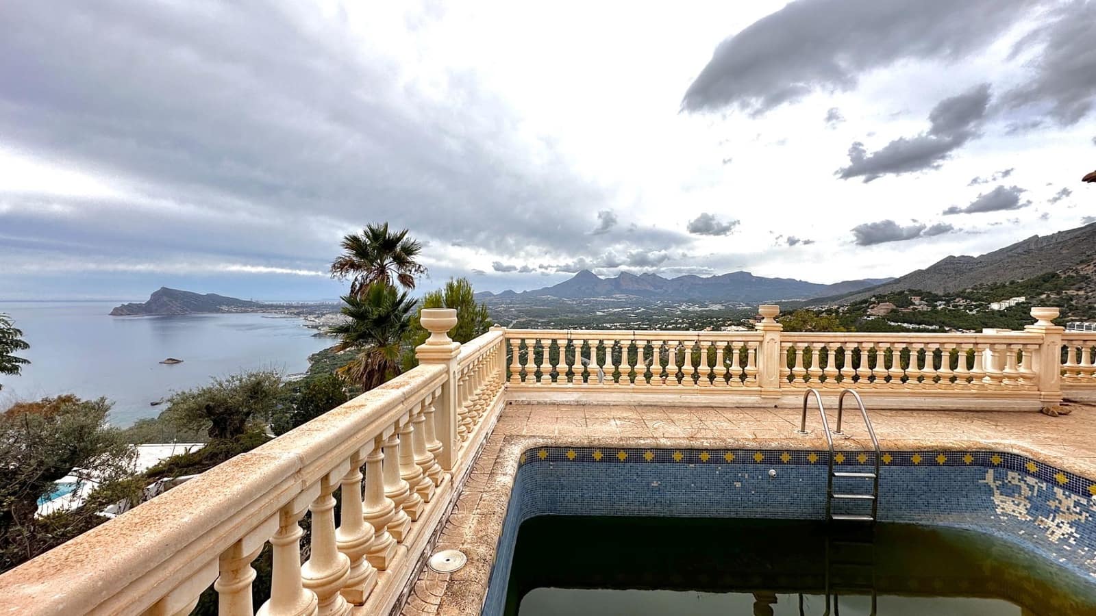 5 bedroom Villa for sale in Altea with pool garage - € 1,300,000 (Ref: 7877997)