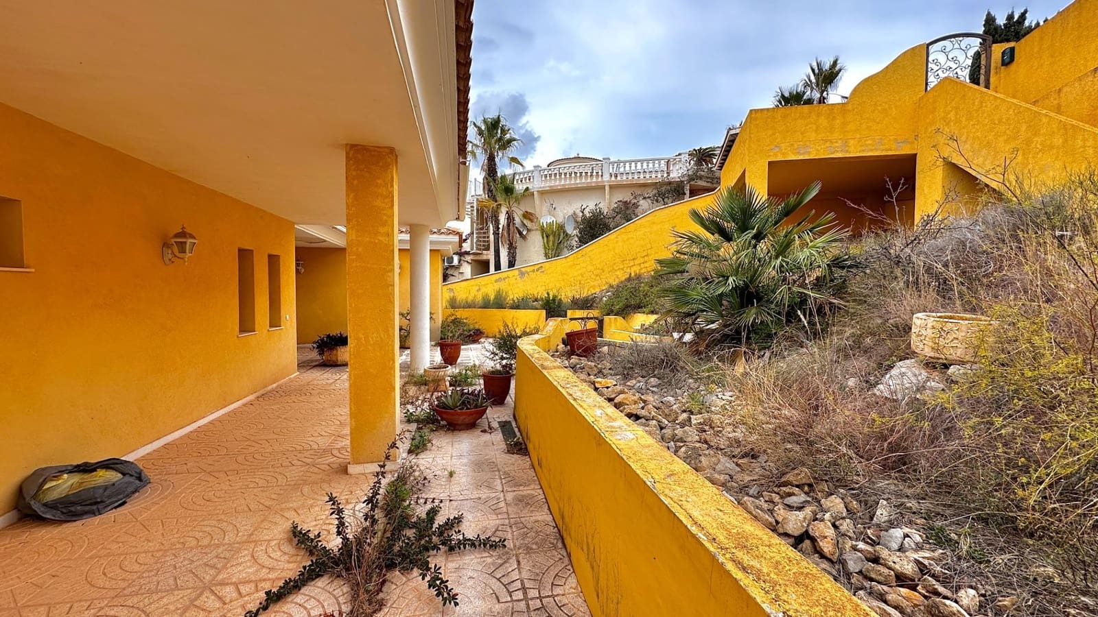 5 bedroom Villa for sale in Altea with pool garage - € 1,300,000 (Ref: 7877997)