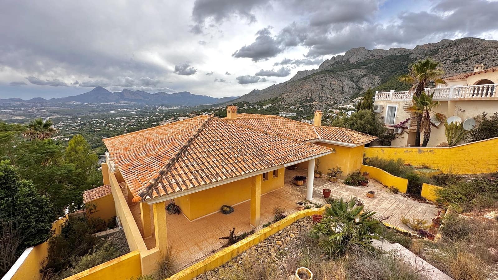 5 bedroom Villa for sale in Altea with pool garage - € 1,300,000 (Ref: 7877997)