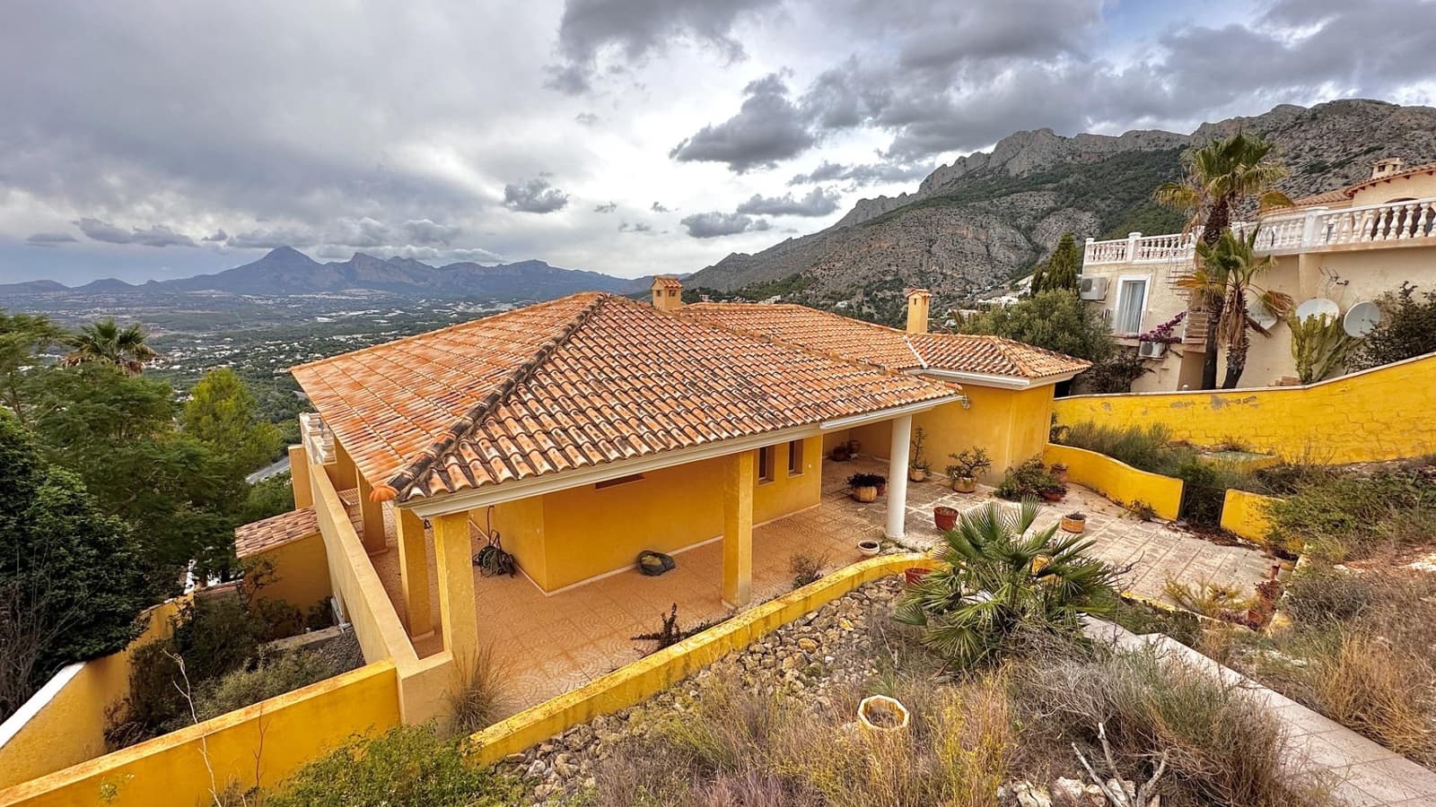 5 bedroom Villa for sale in Altea with pool garage - € 1,300,000 (Ref: 7877997)