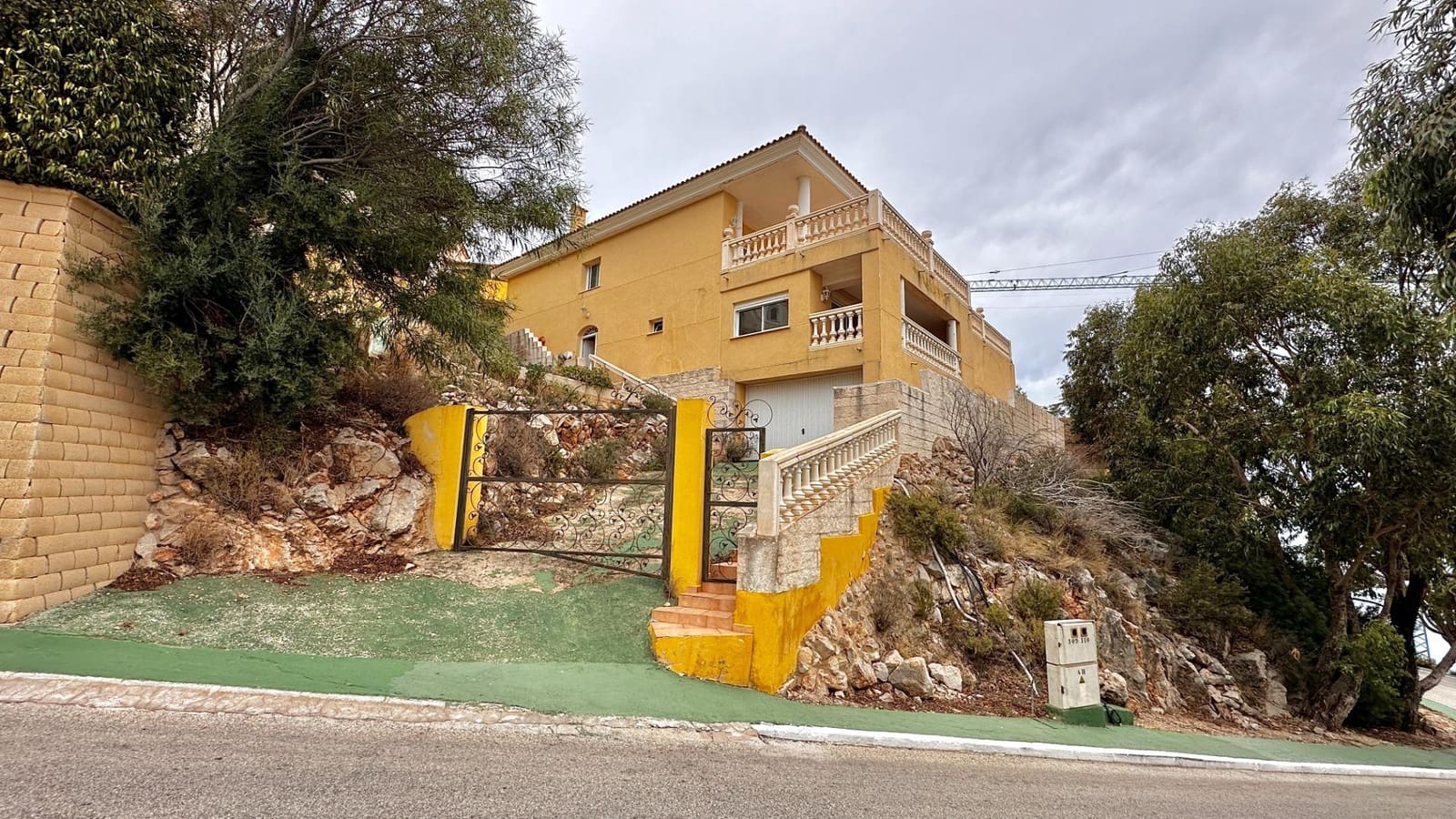 5 bedroom Villa for sale in Altea with pool garage - € 1,300,000 (Ref: 7877997)