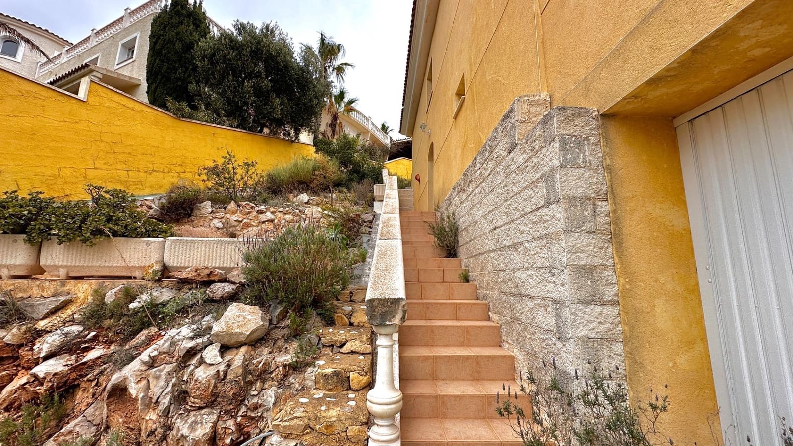 5 bedroom Villa for sale in Altea with pool garage - € 1,300,000 (Ref: 7877997)