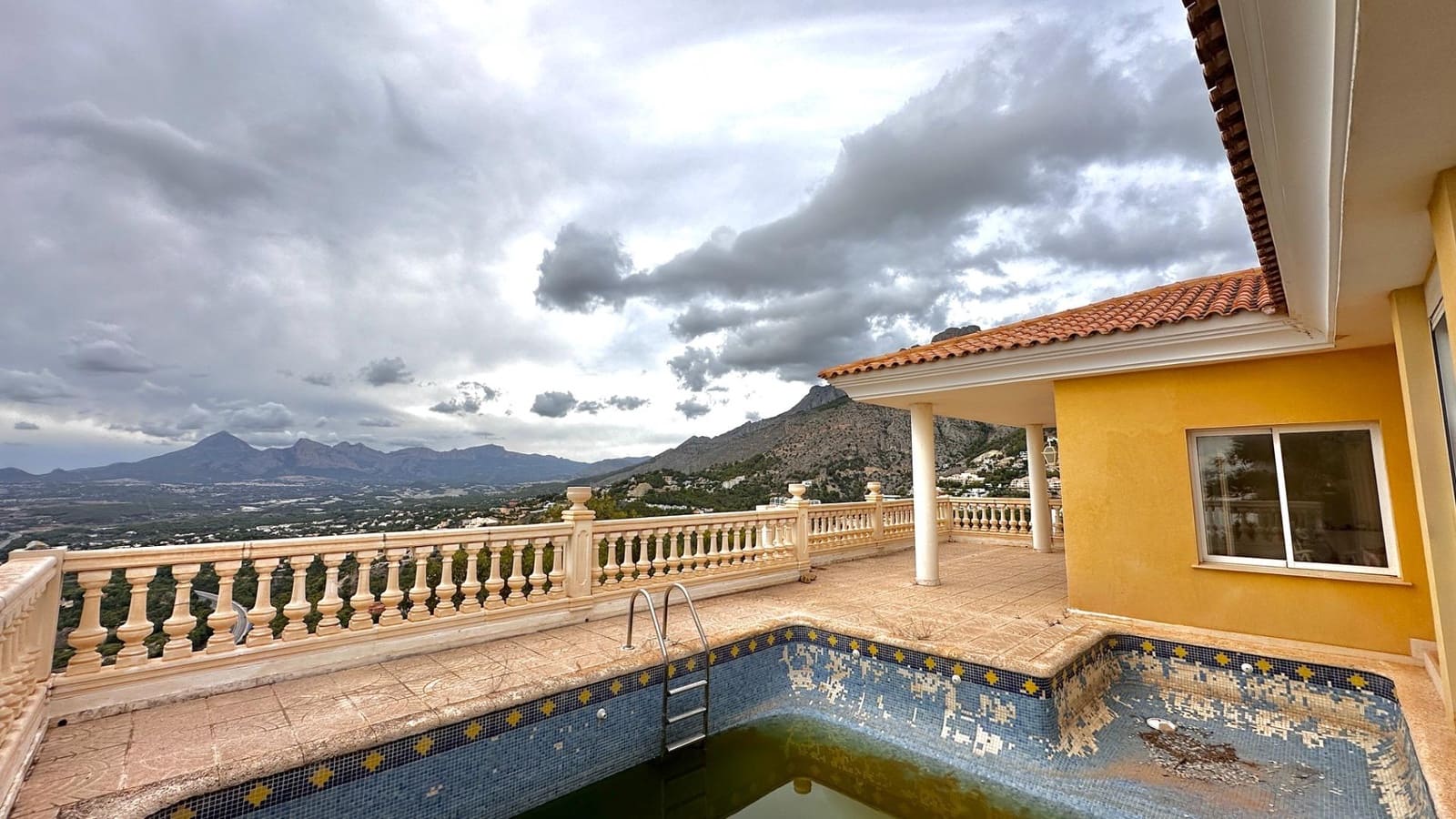 5 bedroom Villa for sale in Altea with pool garage - € 1,300,000 (Ref: 7877997)