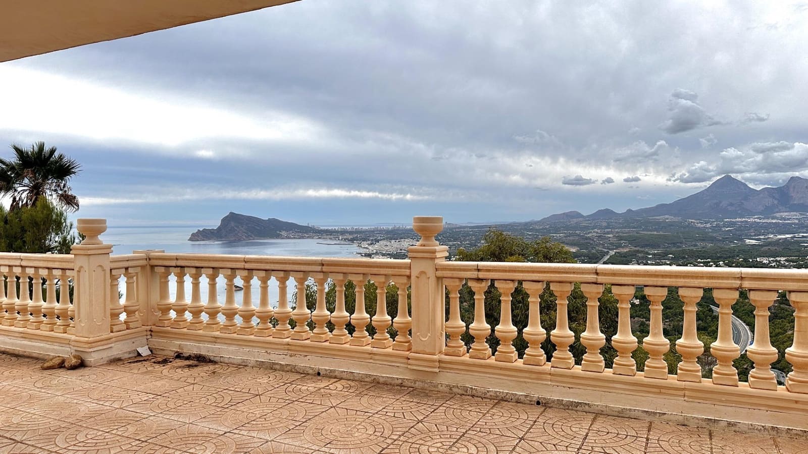 5 bedroom Villa for sale in Altea with pool garage - € 1,300,000 (Ref: 7877997)