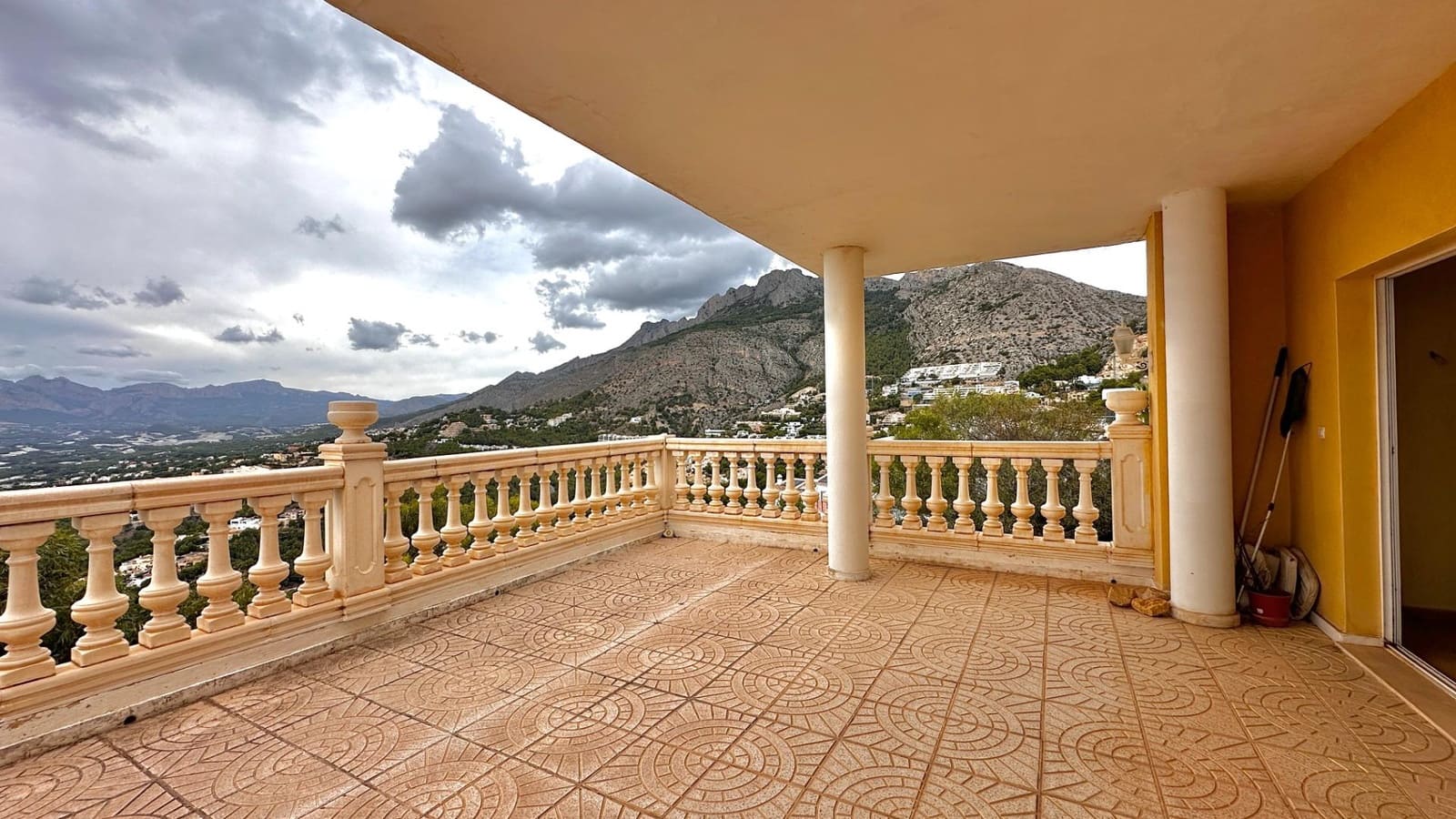 5 bedroom Villa for sale in Altea with pool garage - € 1,300,000 (Ref: 7877997)
