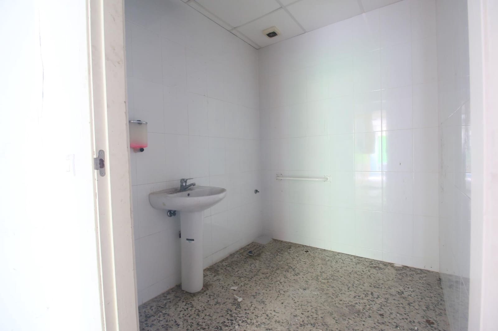 Commercial for sale in Alicante / Alacant city - € 60,000 (Ref: 7877998)