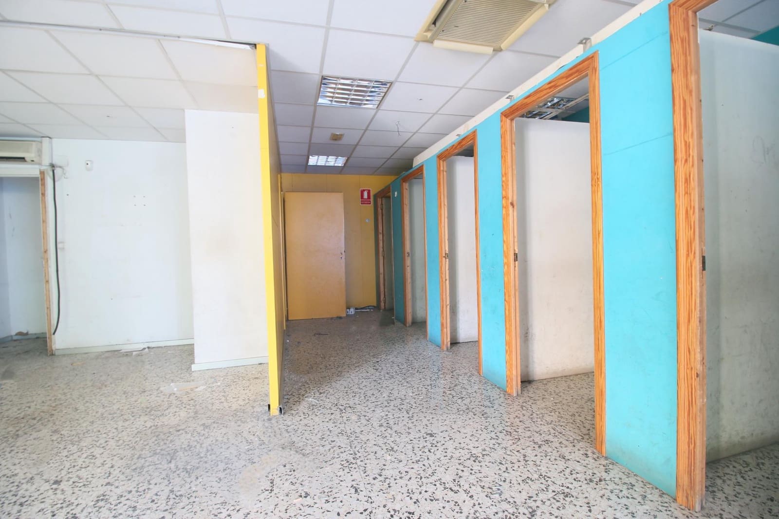 Commercial for sale in Alicante / Alacant city - € 60,000 (Ref: 7877998)