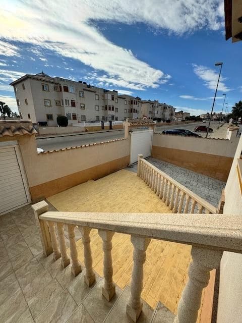 4 sypialnia Willa na sprzedaż w Orihuela Costa z basenem garażem - 390 000 € (Ref: 8062446)