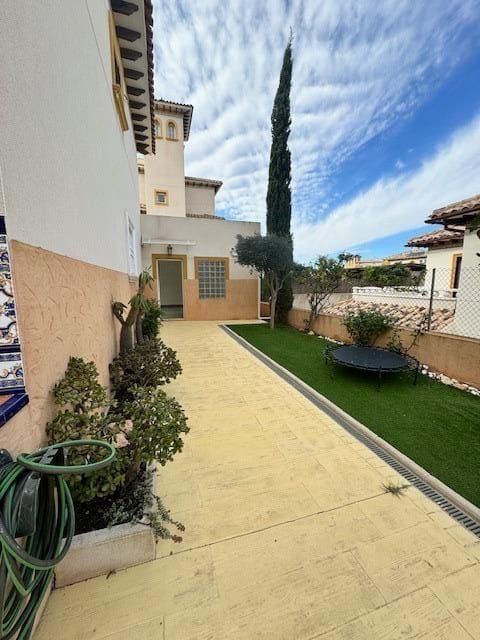 4 sypialnia Willa na sprzedaż w Orihuela Costa z basenem garażem - 390 000 € (Ref: 8062446)