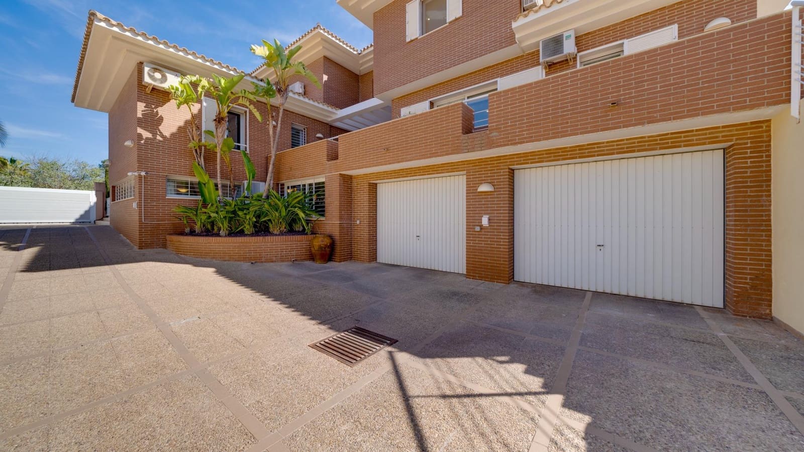 7 bedroom Villa for sale in Benidorm with pool - € 1,595,000 (Ref: 8097191)