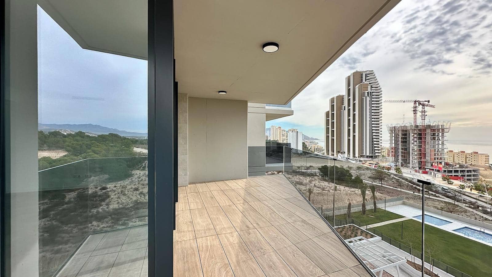 Apartamento de 2 habitaciones en Benidorm en venta con piscina garaje - 570.000 € (Ref: 8102343)
