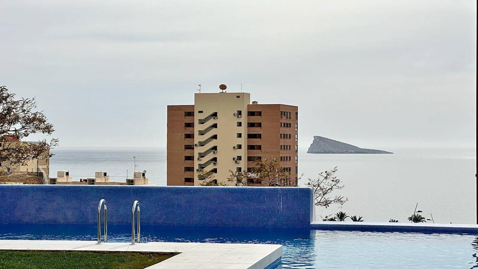 Apartamento de 2 habitaciones en Benidorm en venta con piscina garaje - 570.000 € (Ref: 8102343)