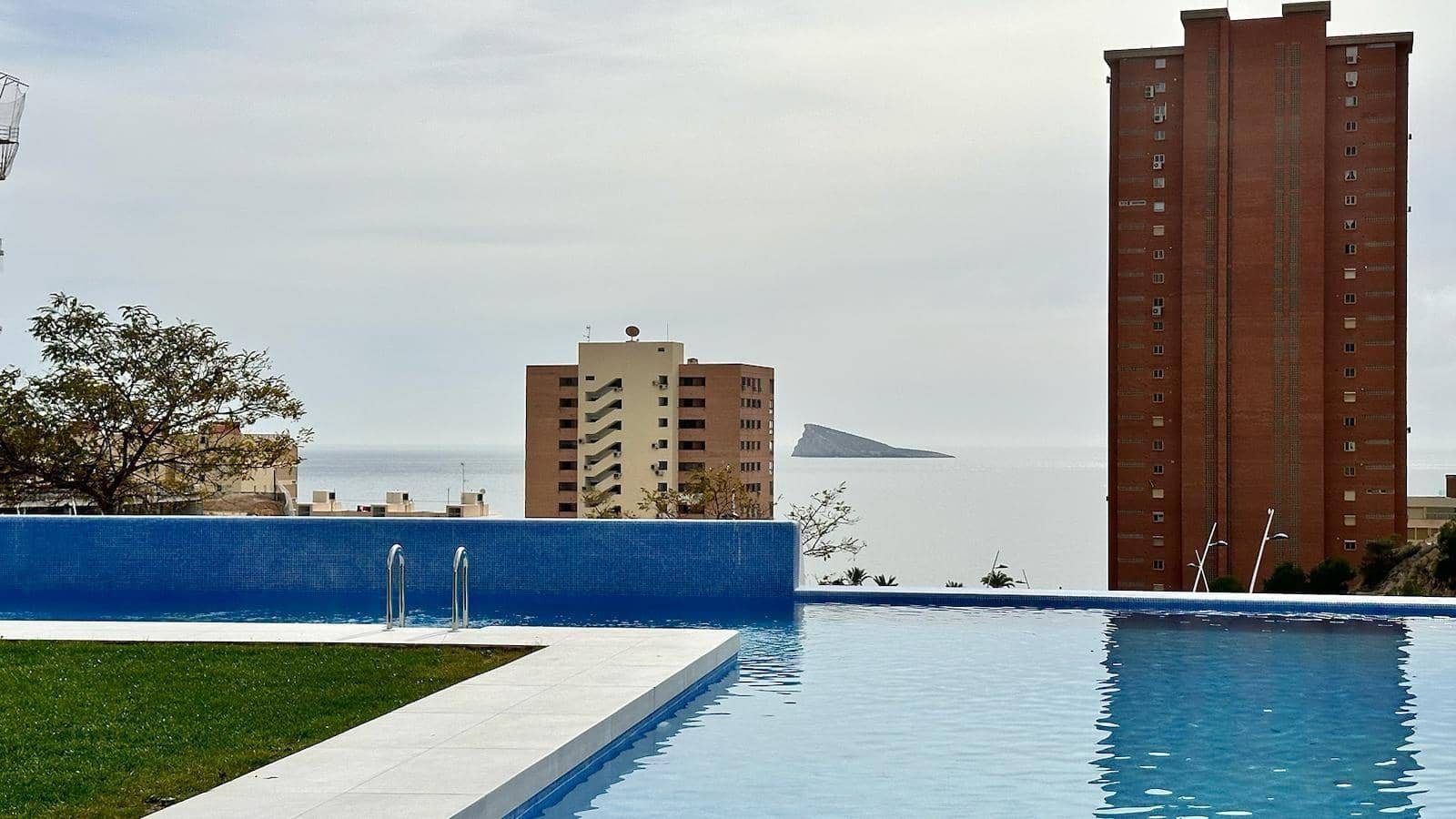 Apartamento de 2 habitaciones en Benidorm en venta con piscina garaje - 570.000 € (Ref: 8102343)