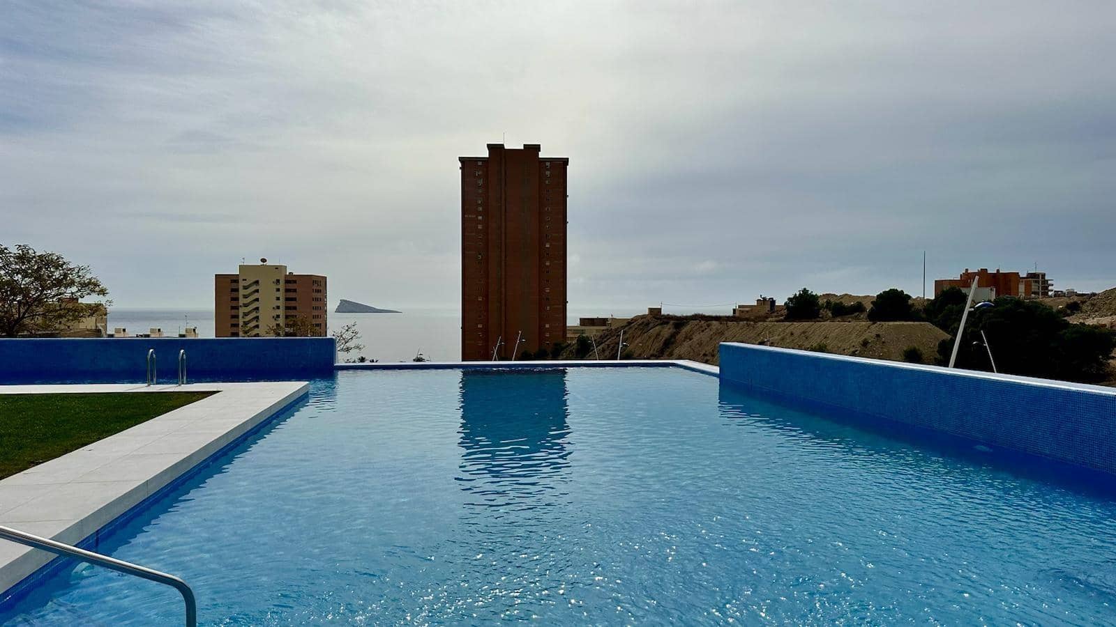 Apartamento de 2 habitaciones en Benidorm en venta con piscina garaje - 570.000 € (Ref: 8102343)
