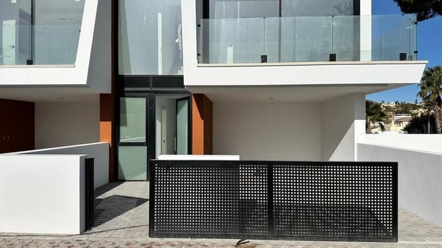 3 Zimmer Reihenhaus zu verkaufen in Calpe / Calp mit Pool - 755.000 € (Ref: 8130965)