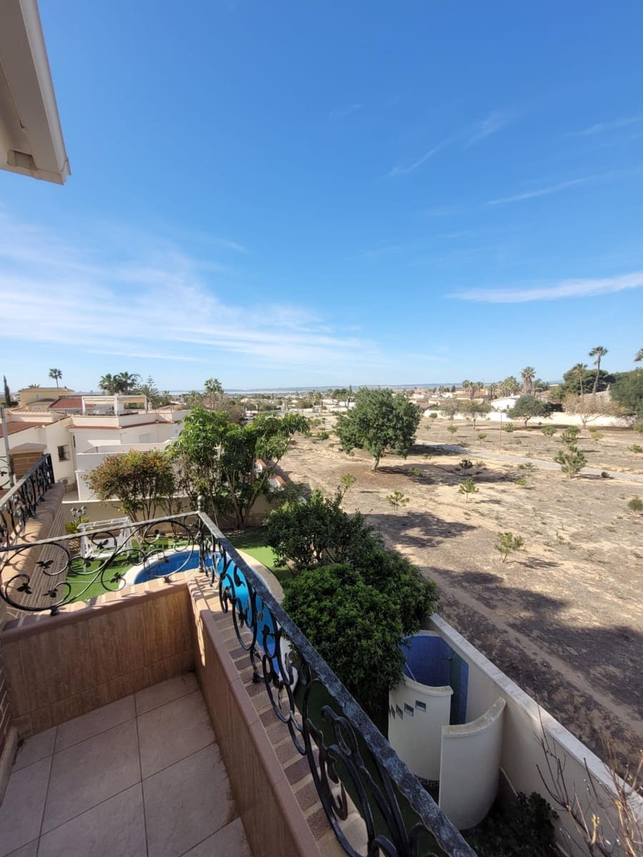 5 makuuhuone Huvila myytävänä paikassa Ciudad Quesada mukana uima-altaan 
autotalli - 690 000 € (Ref: 8233410)