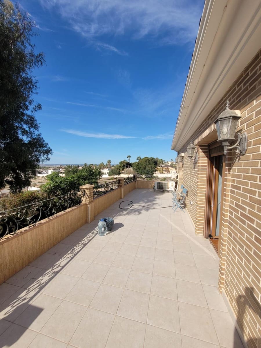 5 makuuhuone Huvila myytävänä paikassa Ciudad Quesada mukana uima-altaan 
autotalli - 690 000 € (Ref: 8233410)