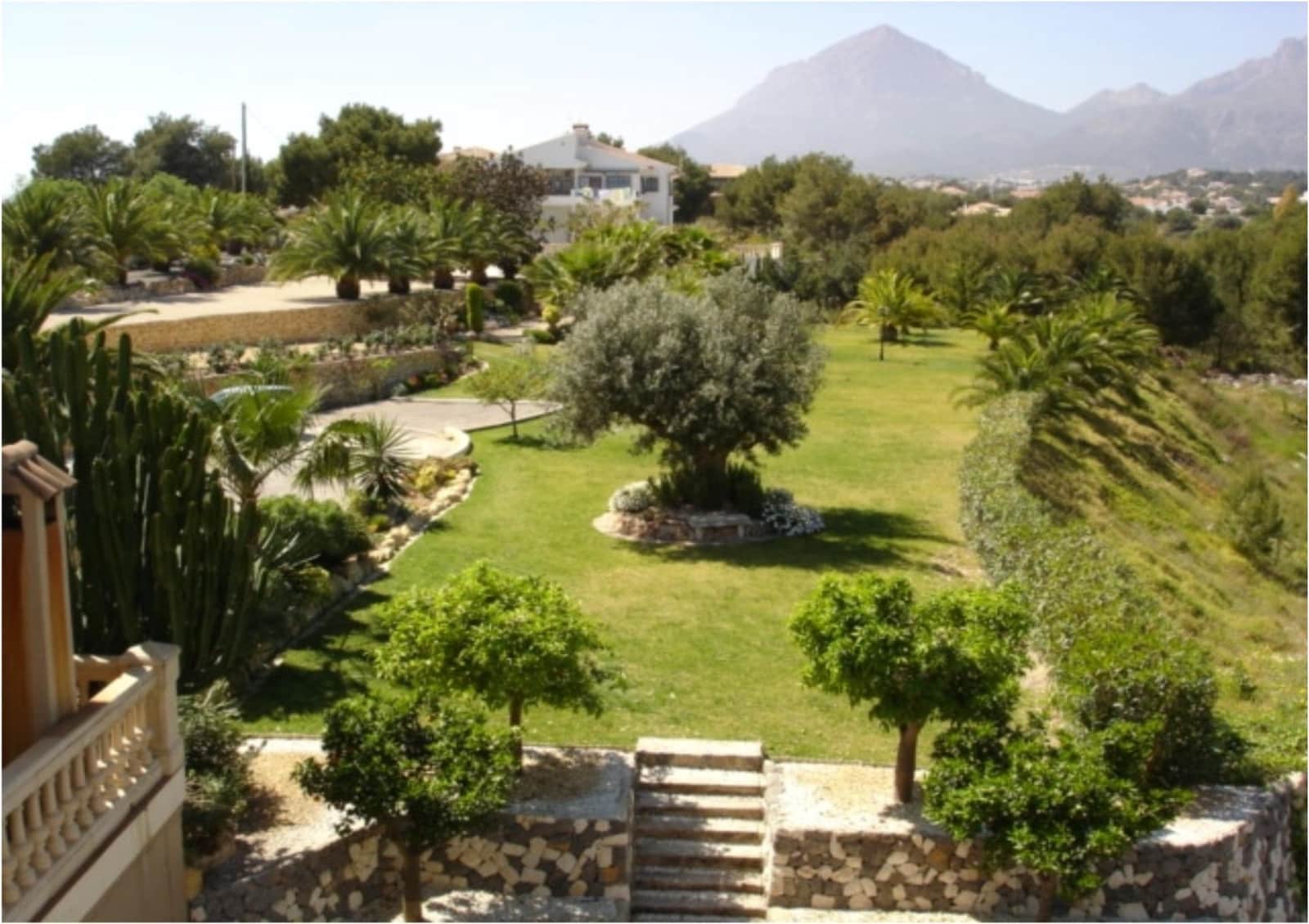 6 bedroom Villa for sale in Alfaz del Pi / L'Alfas del Pi with pool garage - € 1,750,000 (Ref: 8233412)