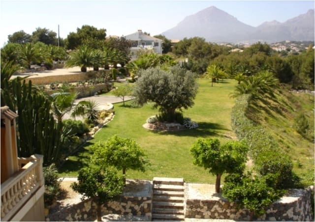 6 bedroom Villa for sale in Alfaz del Pi / L'Alfàs del Pi with pool garage - € 1,750,000 (Ref: 8233412)