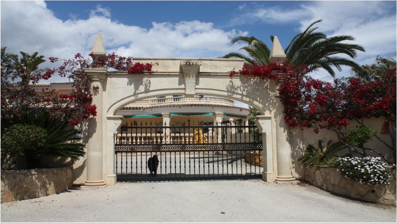 6 bedroom Villa for sale in Alfaz del Pi / L'Alfas del Pi with pool garage - € 1,750,000 (Ref: 8233412)