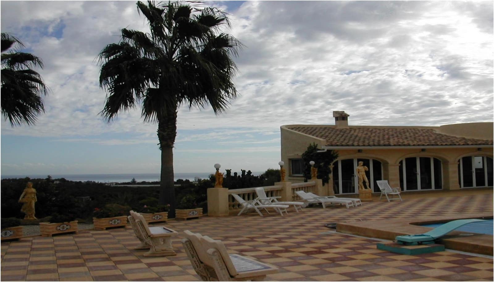 6 bedroom Villa for sale in Alfaz del Pi / L'Alfas del Pi with pool garage - € 1,750,000 (Ref: 8233412)
