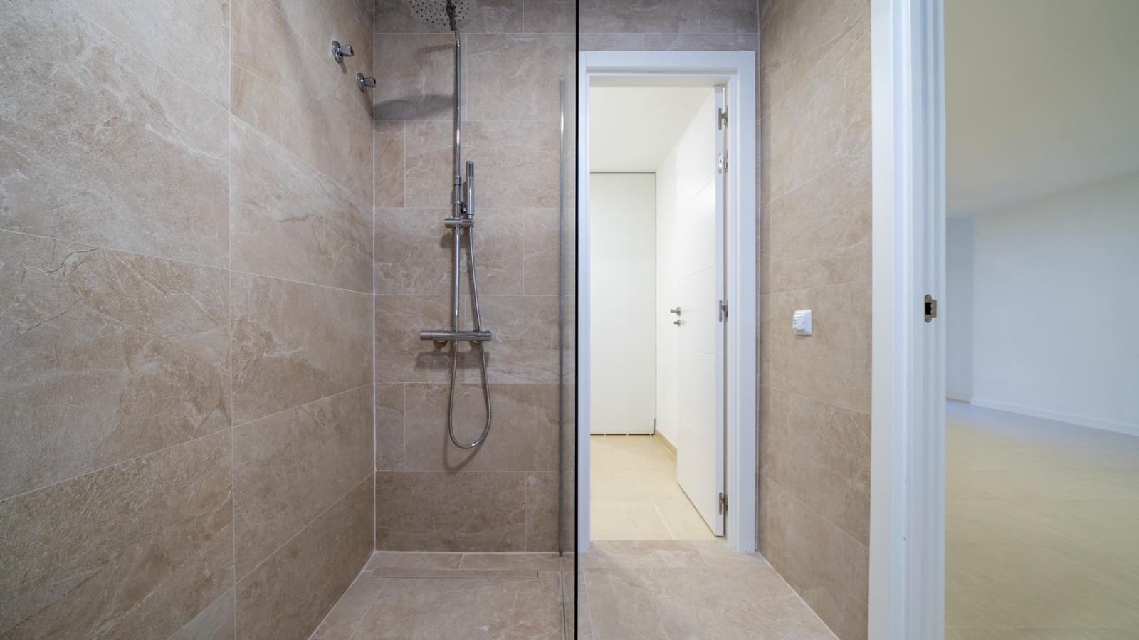 4 sypialnia Apartament na sprzedaż w Montiboli z basenem garażem - 380 000 € (Ref: 8263271)