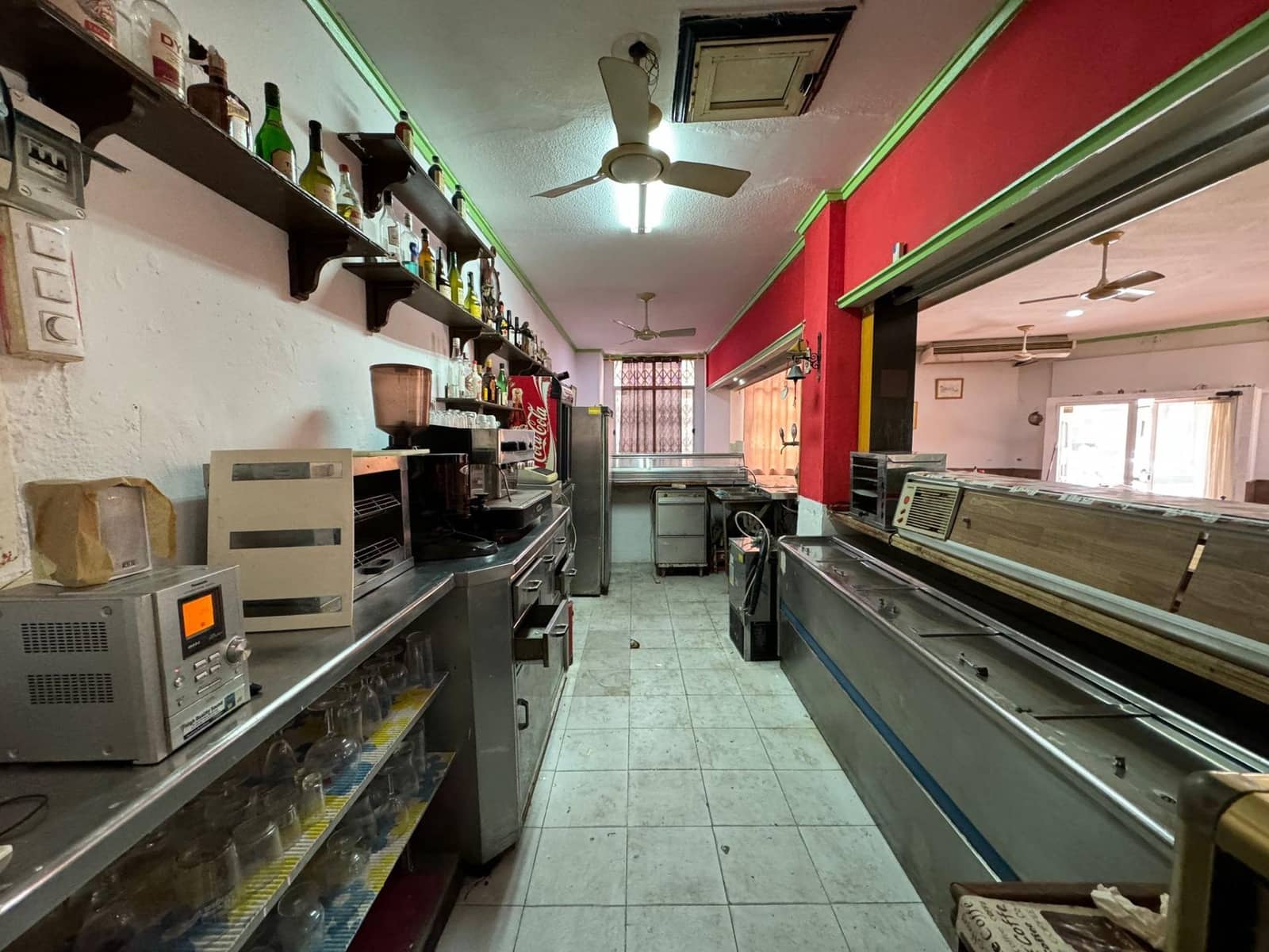 Local Comercial en Torrevieja en venta - 180.000 € (Ref: 8445881)