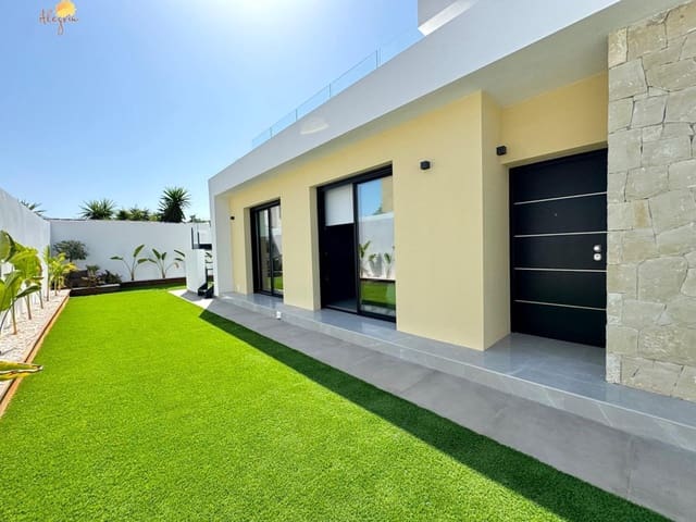 Chalet de 3 habitaciones en La Siesta, Torrevieja en venta con garaje - 615.000 € (Ref: 8468083)