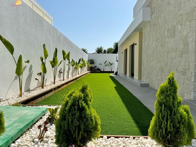 Chalet de 3 habitaciones en La Siesta, Torrevieja en venta con garaje - 615.000 € (Ref: 8468083)