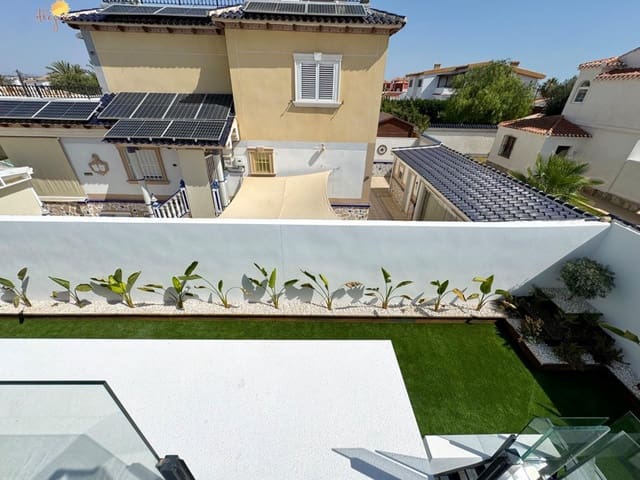 Chalet de 3 habitaciones en La Siesta, Torrevieja en venta con garaje - 615.000 € (Ref: 8468083)